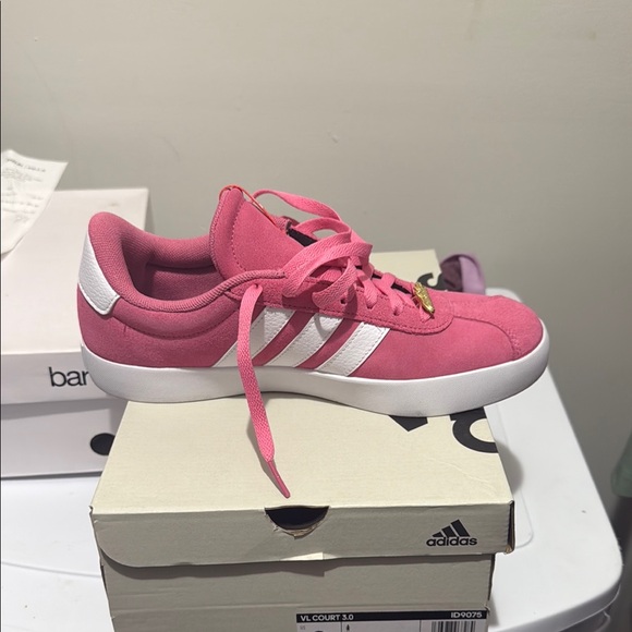 Adidas Pink Sneakers with Classic Low-Top Design - Picture 5 of 7